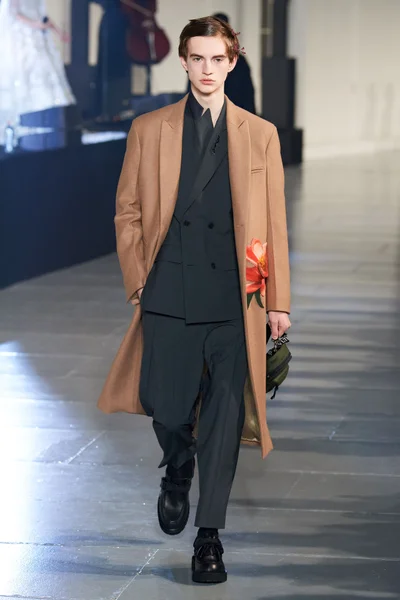 Look 17